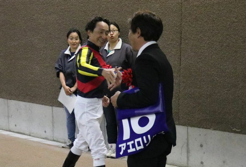 レース直後、がっちり握手をかわした菊沢（背中）と横山