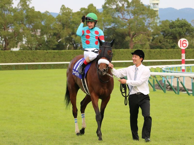 18年、秋華賞を勝ち、牝馬３冠を達成した際のアーモンドアイ。鞍上はルメールで、曳いているのが根岸調教助手