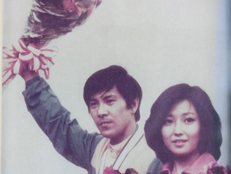 騎手時代の1977年にはラッキールーラで日本ダービーを優勝した（左、本人提供写真）
