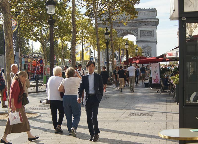 パリ、凱旋門前のシャンゼリゼ通りを歩く武豊騎手（コロナ禍前に撮影）