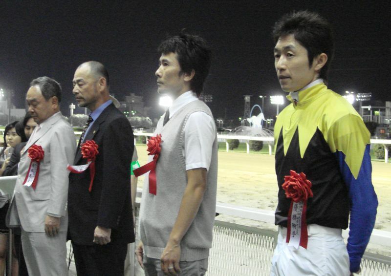 関東オークスの表彰式での佐藤（右から２人目。撮影；平松さとし）