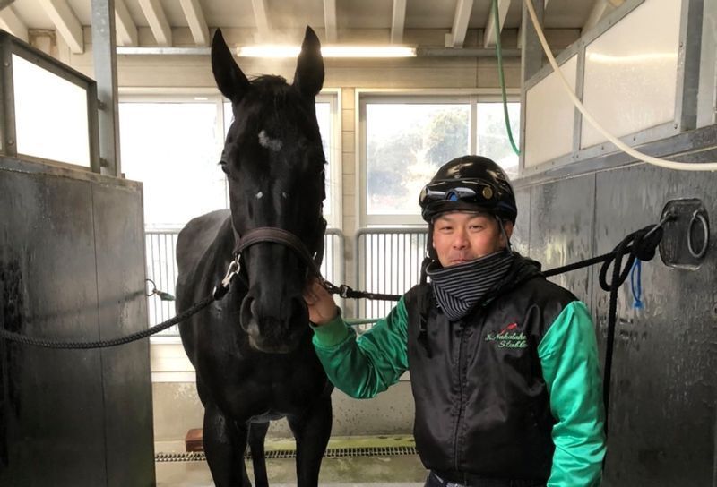 アカイイトと柴田。エリザベス女王杯制覇後も放牧には出さずトレセンで仕上げられて有馬記念へ向かう(本人提供写真)