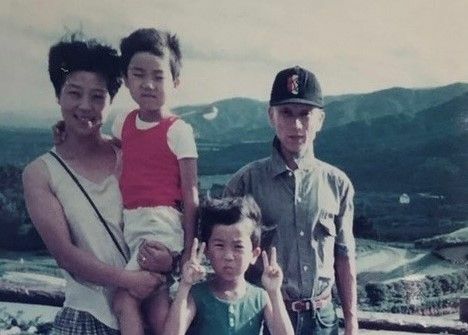 1993年の黛一家。在りし日の清子に抱きかかえられる赤いシャツが弘人。（写真提供；黛弘人）
