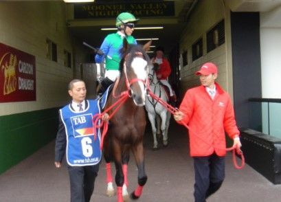 2005年、森厩舎の一員としてオーストラリアへ遠征した際の写真(左)。馬はトーセンダンディ