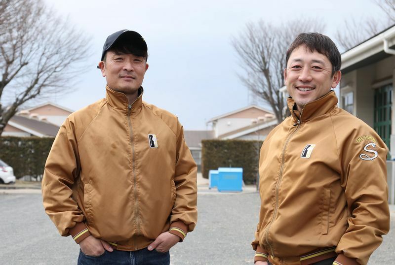 森厩舎時代からの親友であり、現在は厩舎のスタッフでもある松田全史調教助手（右）と（本人提供写真）
