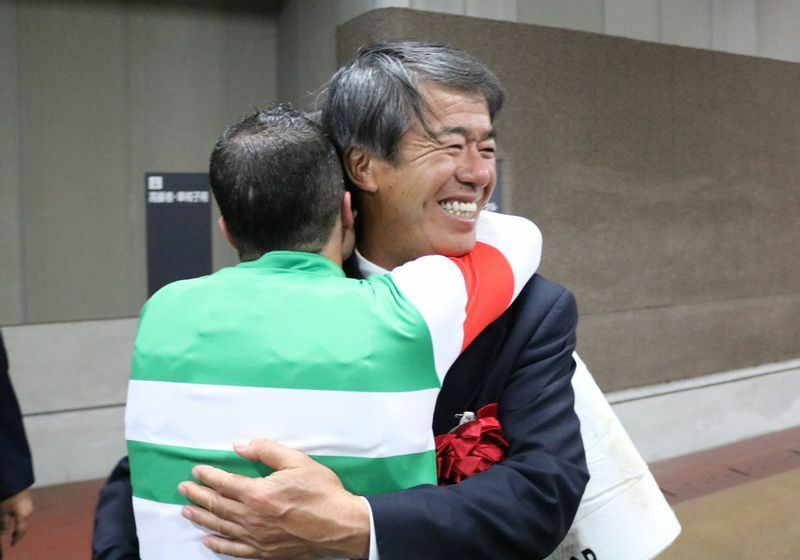 2017年に日本ダービー（ＧⅠ）を制しルメールと抱き合って喜ぶ藤沢和雄調教師