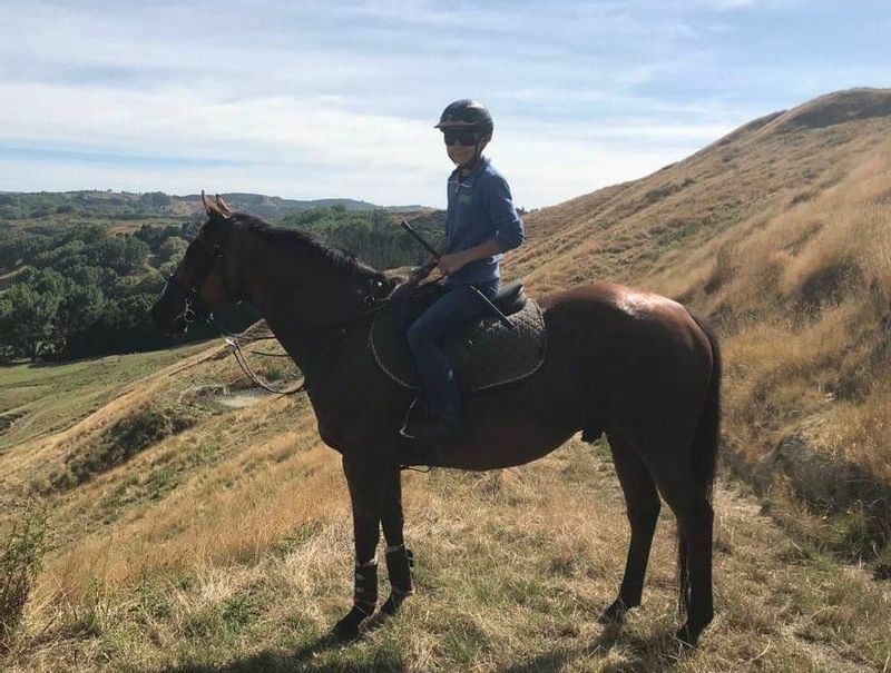 ニュージーランドにも２度渡り、乗馬をした（本人提供写真）