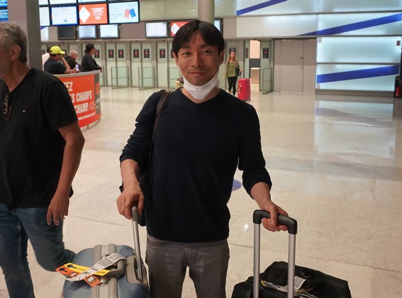 7日、フランスのシャルルドゴール空港に降り立った大野騎手