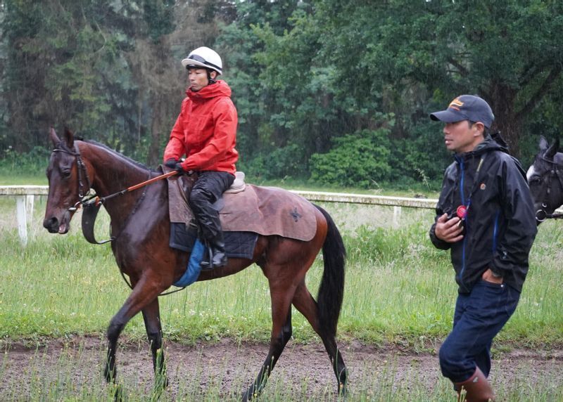 到着から一夜明けて早くも調教に騎乗した大野と、騎乗馬を用意してくれた小林調教師