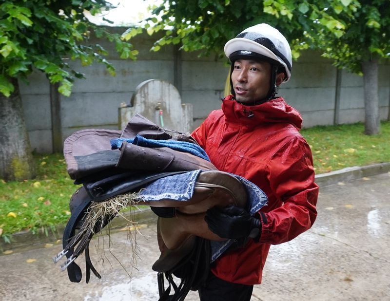 外した鞍を自ら運ぶ大野