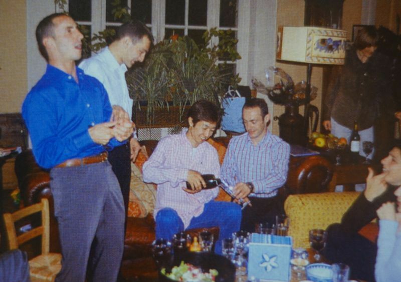 中央で座っているのが武豊とペリエ。フランスでジョッキーが集まってホームパーティーをした時の一葉（２００２年撮影）