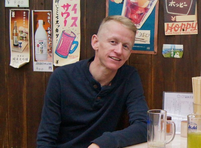 北千住の居酒屋で日本茶を飲むミナリク。再びここを訪れるのが現在の彼の願いだ（2019年撮影）