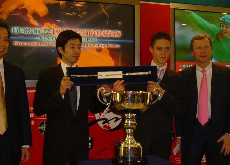 04年香港インターナショナルジョッキーズシリーズではＣ・スミヨン騎手と同点で優勝を分け合う。この時、あげた勝利が海外通算１００勝！と思えたのだが……