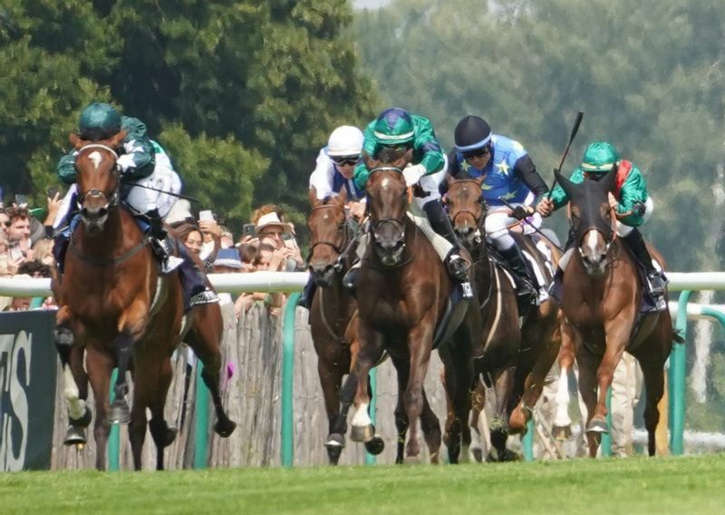 ディアヌ賞（ＧⅠ）で勝ったナシュワ（左）と差のない競馬をしたラパリジェンヌ（中央藍色星型緑帽）