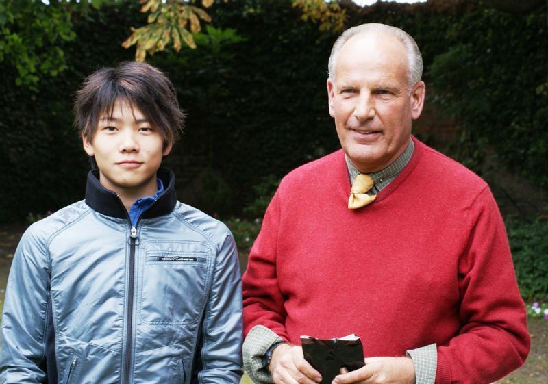 アルピニスタのＭ・プレスコット調教師（右）は三浦皇成騎手が09、10年に英国で修行した際、受け入れてくれた調教師だ（09年撮影）