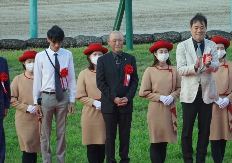 アスクビクターモアで菊花賞(GⅠ)を勝った際の表彰式での田村(中央)