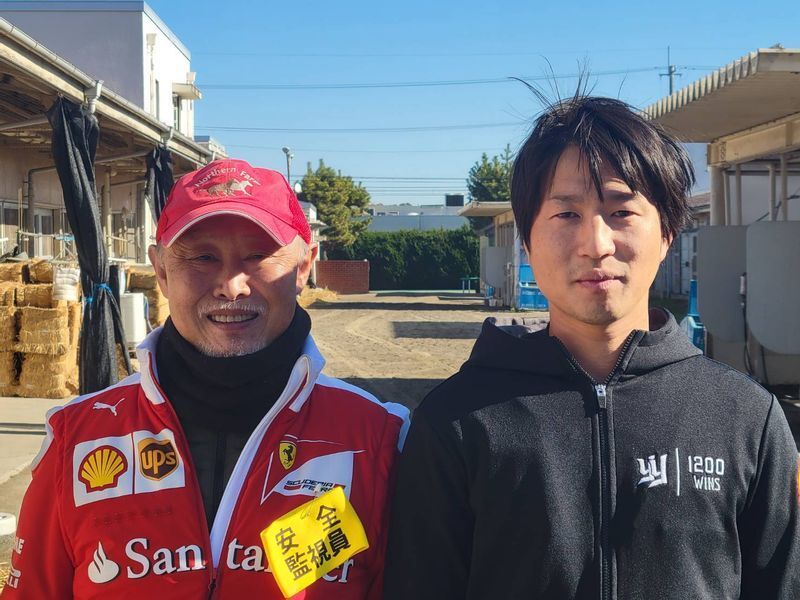 田村康仁調教師(左)と中川