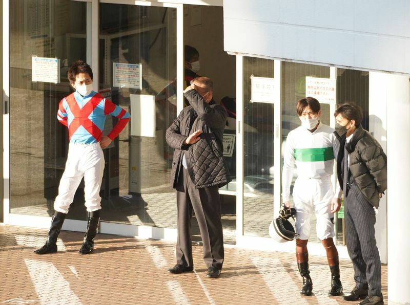 小崎綾也（左）のすぐ横には１番人気ウィリアムバローズの上村洋行調教師（右）と三浦皇成騎手（右から２番目）の姿が