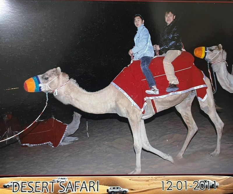 2011年１月12日にドバイでラクダに乗った小崎父子（小崎綾也騎手提供写真）