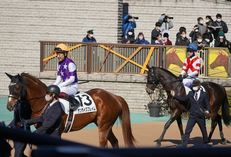 JRA通算4400勝を決めた翌日、東京競馬場で騎乗する武豊騎手（右）と、その前をいく福永祐一騎手