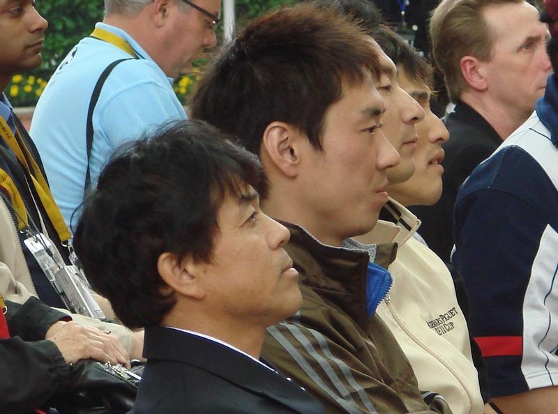 08年香港での国枝調教師（手前）と奥村