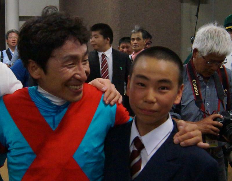 14年、ワンアンドオンリーで日本ダービー（ＧⅠ）２勝目を挙げた横山典弘騎手（左）と、当時、競馬学校の生徒だった武史少年