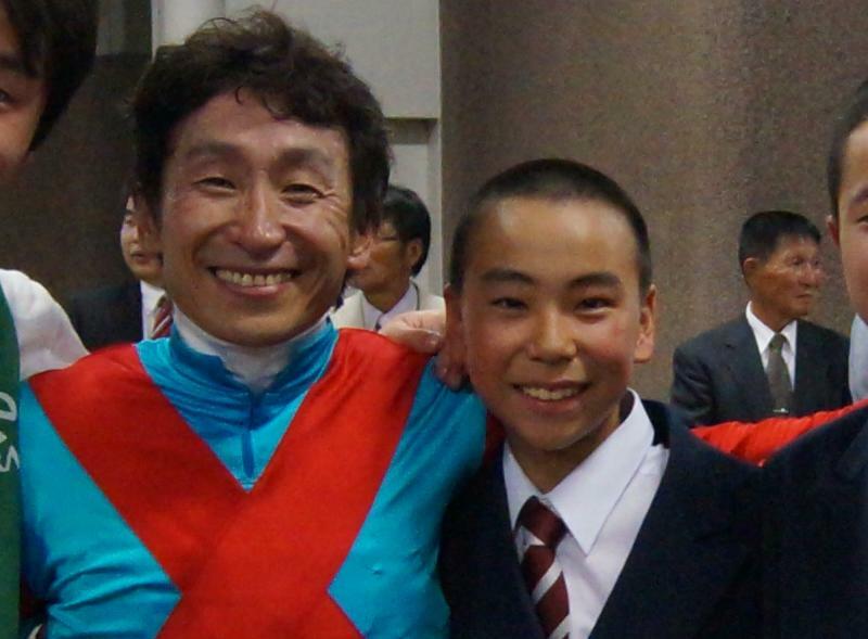 ワンアンドオンリーでダービーを勝った直後の横山典弘と当時、競馬学校の生徒だった横山武史現騎手