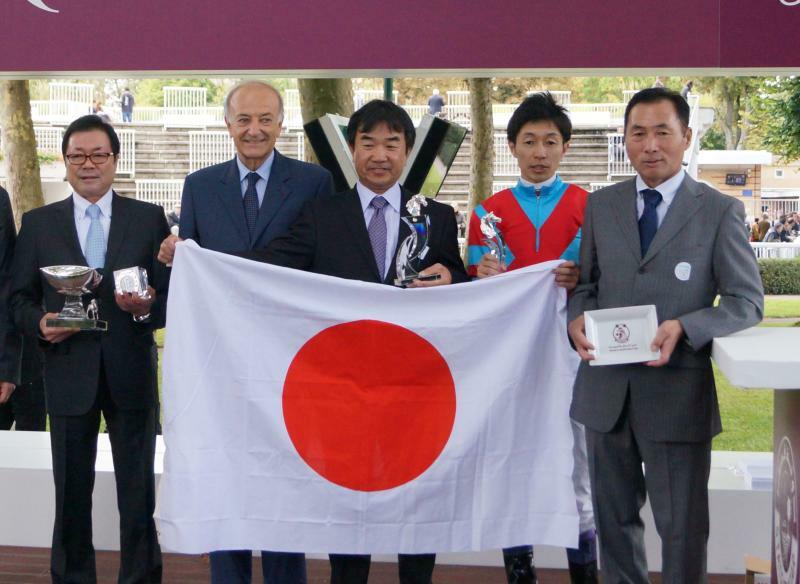 ニエル賞優勝時の表彰式。左から前田晋二オーナー、一人おいて佐々木、武豊、田重田