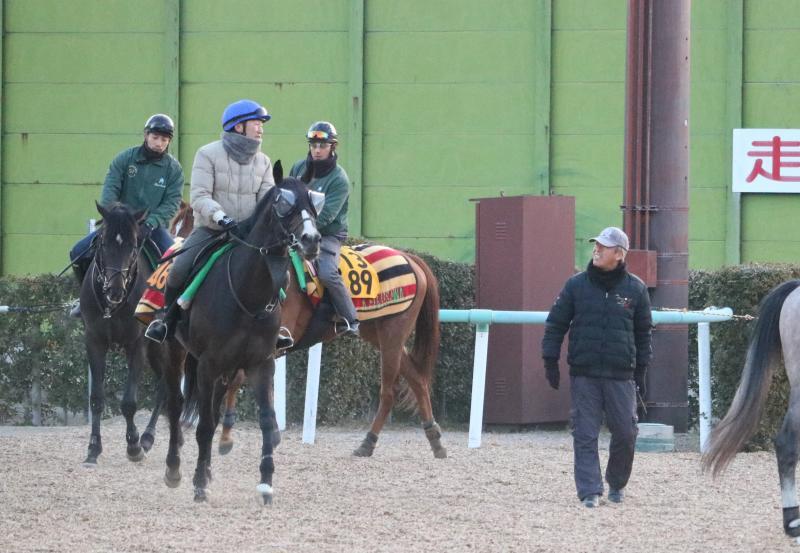 騎手時代の晩年、藤沢厩舎スタッフと共に藤沢厩舎の調教に騎乗する蛯名現調教師（青帽）。右が藤沢和元調教師（19年撮影）