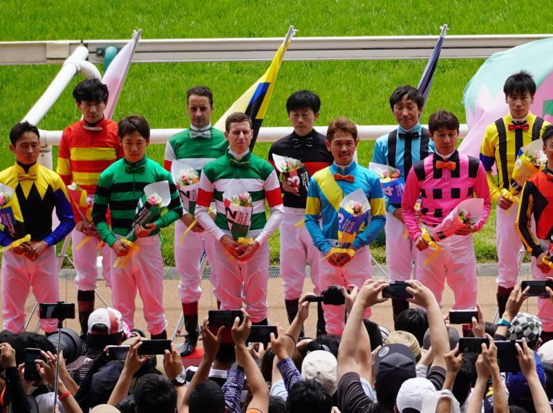 ダービー騎乗騎手紹介時の丸田(左から6人目)。横山和生騎手、ルメール騎手、武豊騎手らの姿も(それぞれ左から2、4、9人目)