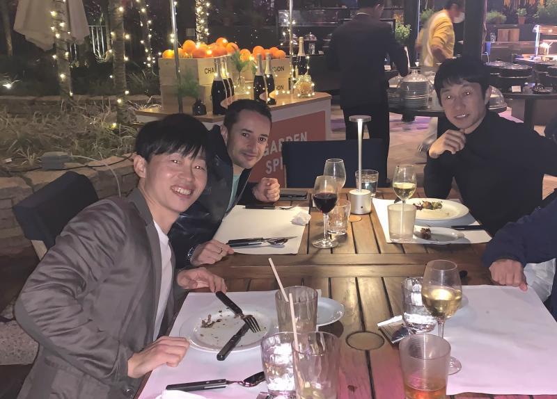 香港での1コマ。丸田は武豊騎手やルメール騎手らと食事をする機会を得た