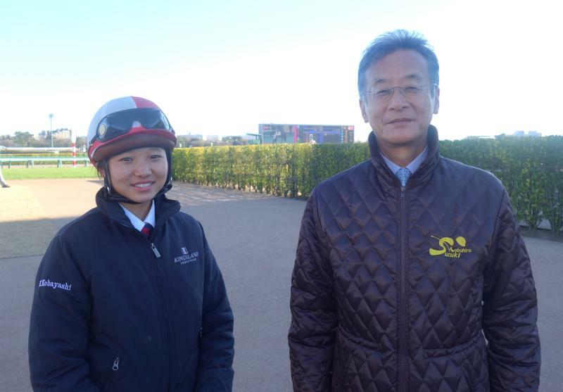 競馬学校生徒時代の小林美駒現騎手と、師匠の鈴木伸尋調教師