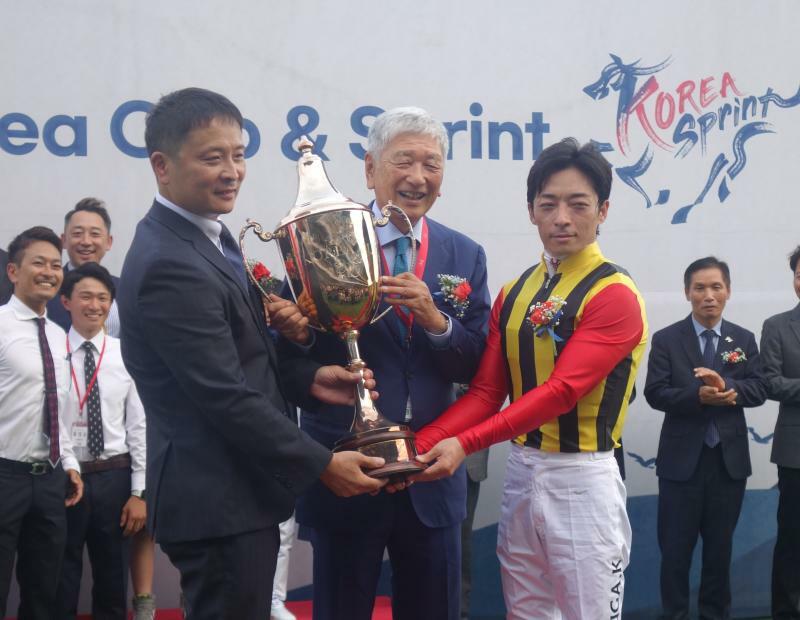 コリアスプリントとコリアカップの両方を勝利した新谷功一調教師（左）と川田騎手