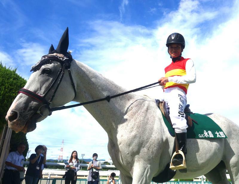 ディージェーサンに武豊が騎乗したエキサイティングジョッキー賞は、偶然にも永島太郎が誘導馬に騎乗した