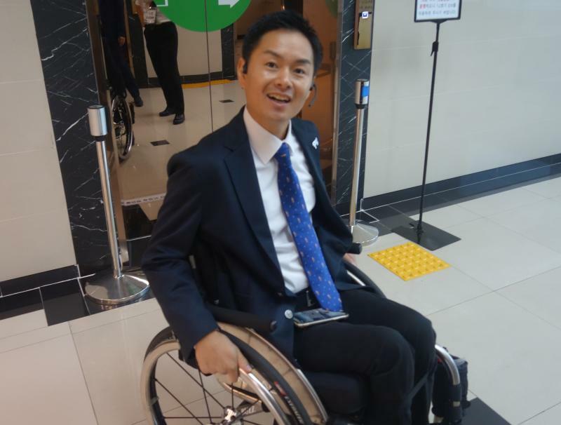 車椅子ながら単身で韓国競馬の観戦に訪れた藤井勘一郎騎手