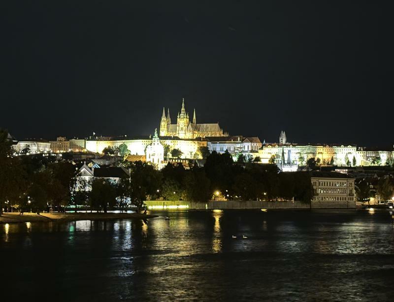 チェコのカレル橋から望むプラハ城