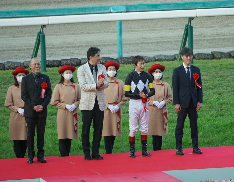 菊花賞を制したアスクビクターモアの表彰式。左から田村調教師、廣崎利洋オーナー（名義は廣崎利洋HD)、田辺裕信騎手、高木助手
