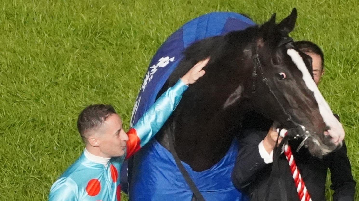 競馬 イクイノックス クリストフ・ルメール 騎手 直筆サイン入り写真 A4 4 最強馬イクイノックスのラストラン後の逸話を相棒クリストフ