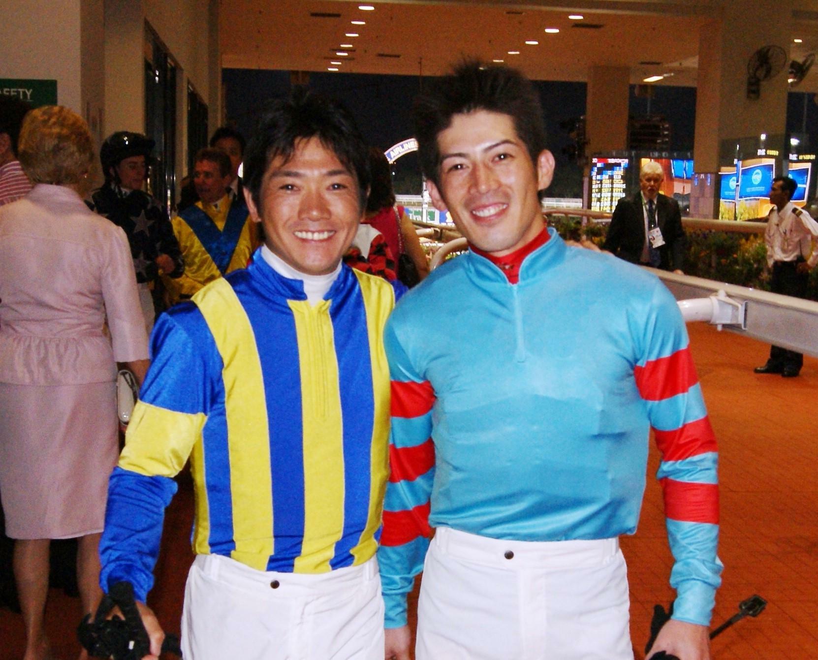 28日、仲良く鞭を置く田中勝春騎手（左）と柴山雄一騎手（2010年、シンガポールにて撮影）