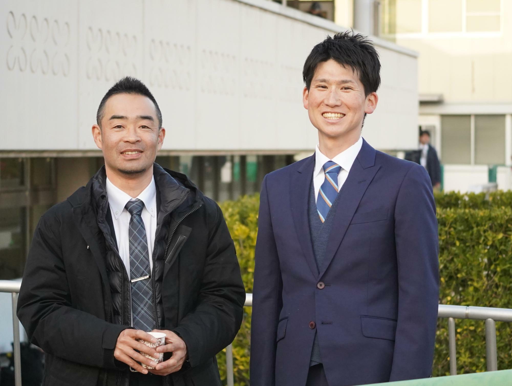 寺島良調教師（左）と佐藤悠太