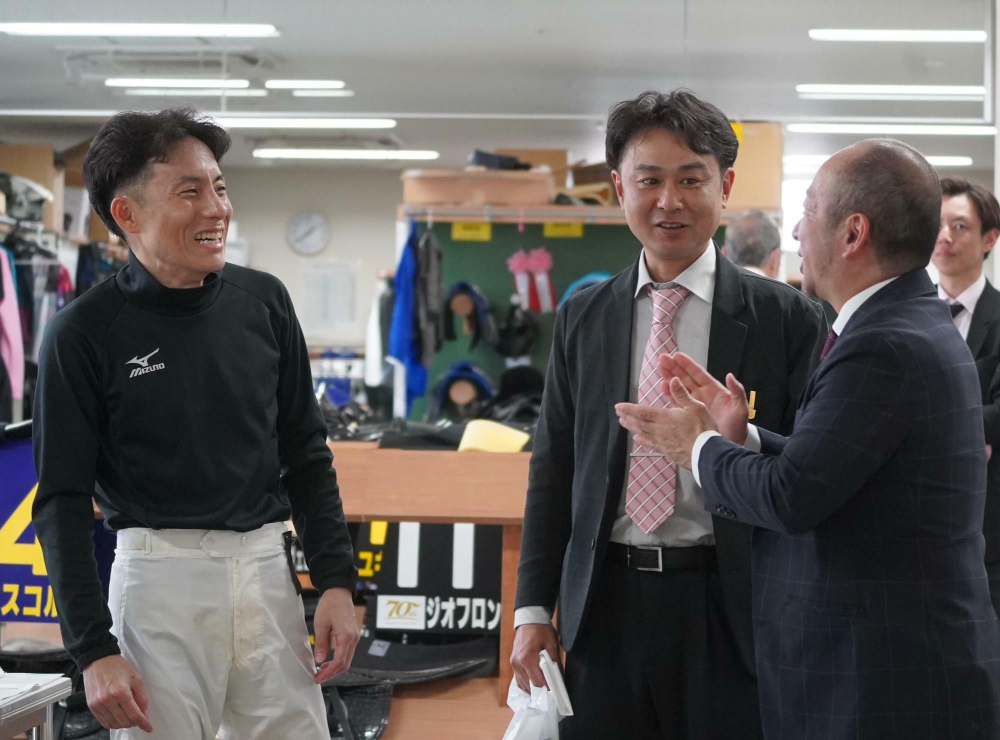 勝浦の最後の騎乗の直後、笑顔で言葉をかわす吉田豊騎手（左）、村田一誠調教師（中央）と西田雄一郎調教師。号泣していたせいか村田師の目が腫れぼったいのが分かる
