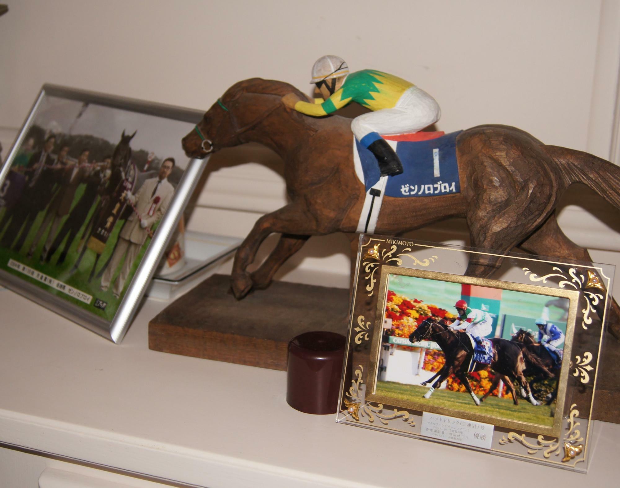 ペリエ邸には日本競馬での思い出の品も沢山置かれていた