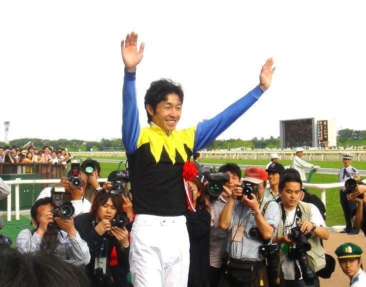 05年、ディープインパクトで日本ダービー（ＧⅠ）を勝った際の武豊騎手。「いつか自分も」という藤岡康太騎手の願いはかなわぬものとなってしまった