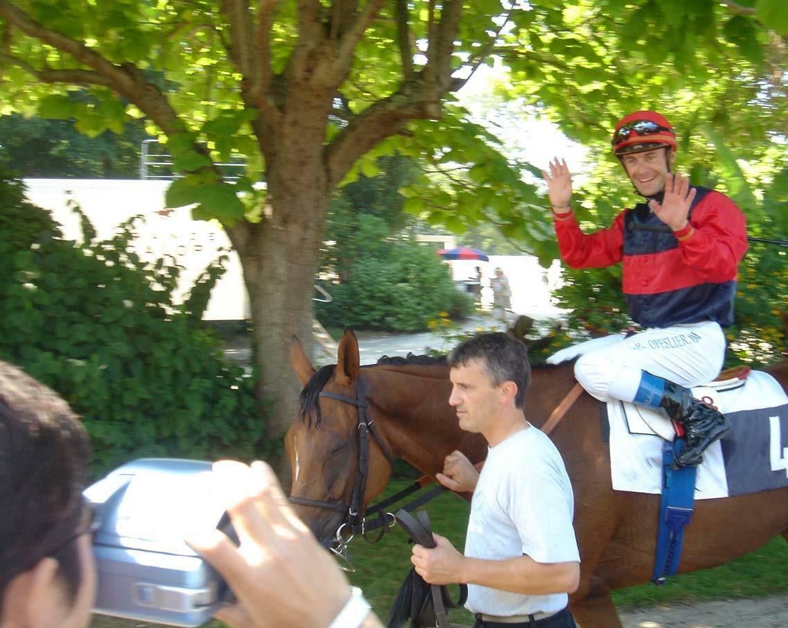 05年、フランスでのペリエ騎手。左手前でチェキ撮影をしているのが武豊騎手