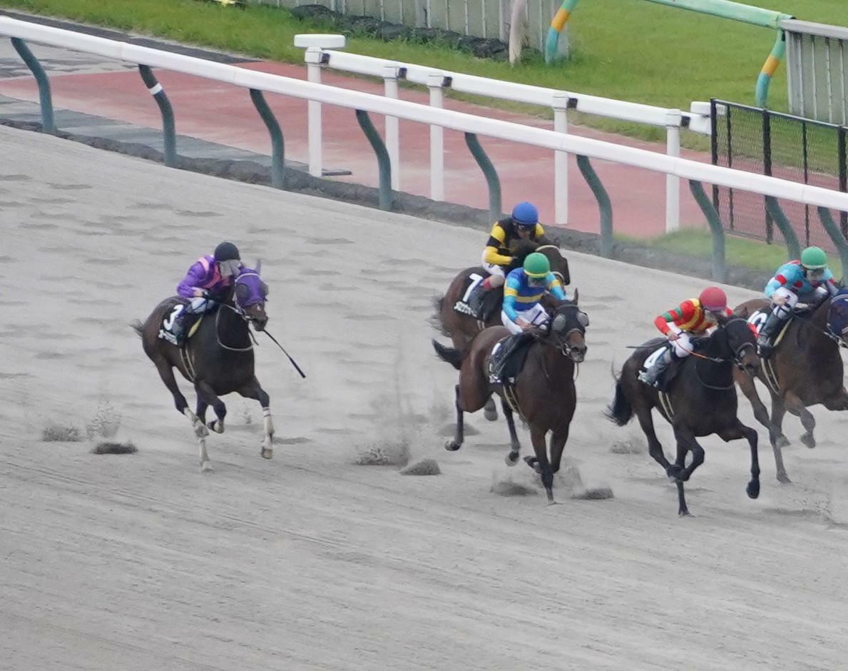 ５月19日、東京競馬の第12Ｒに騎乗した永野猛蔵騎手（１番左）。この後、調整ルームに戻り、携帯電話のスイッチをオンにすると……