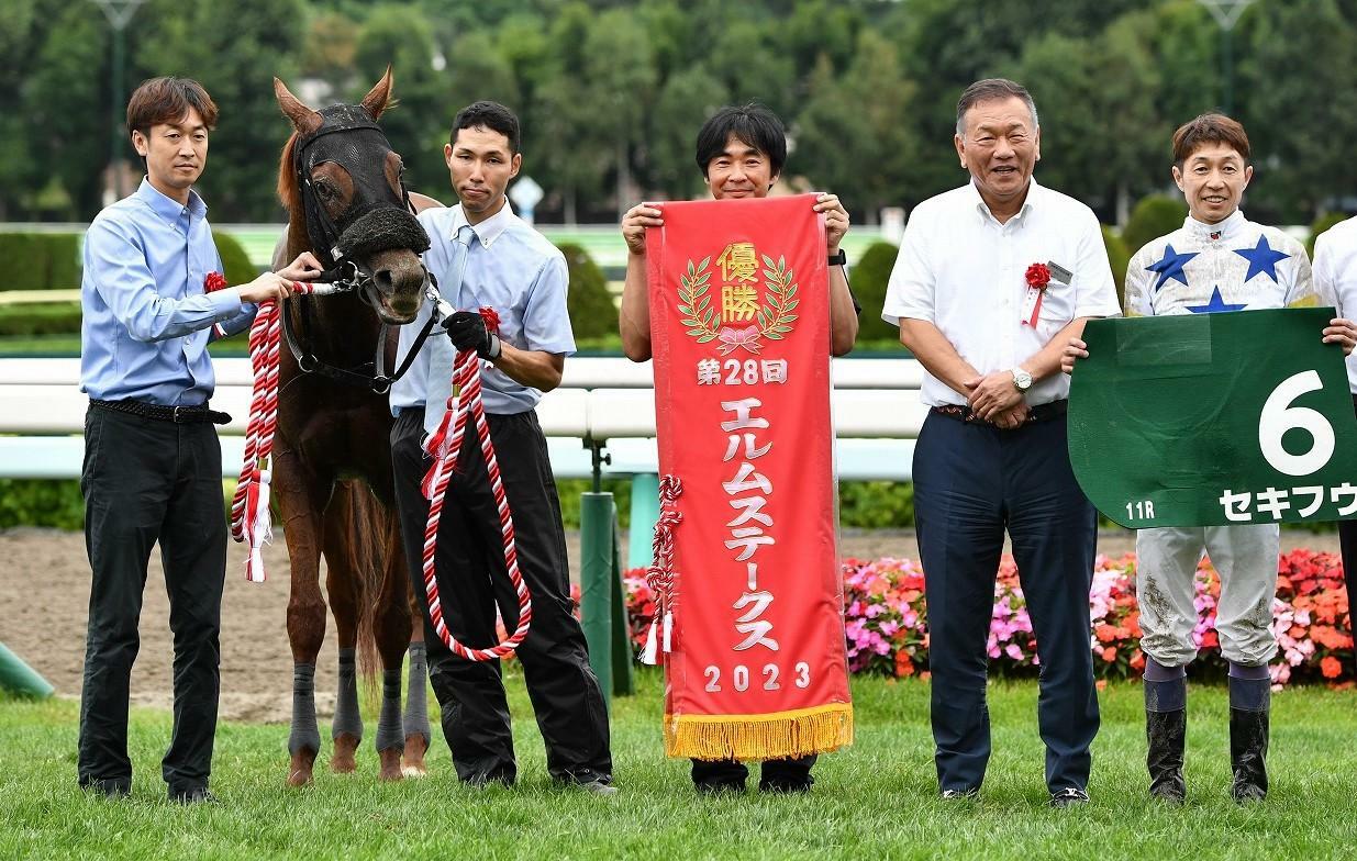 23年エルムＳ優勝時のセキフウ。左が武幸四郎調教師でセキフウの右が中島持ち乗り調教助手。右端が武豊騎手（写真提供＝東京スポーツ/アフロ）