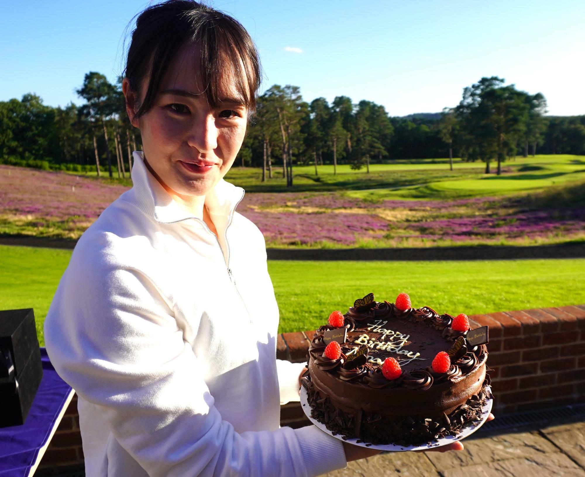 レース前日の８月９日、現地イギリスで誕生日を祝ってもらった藤田菜七子騎手