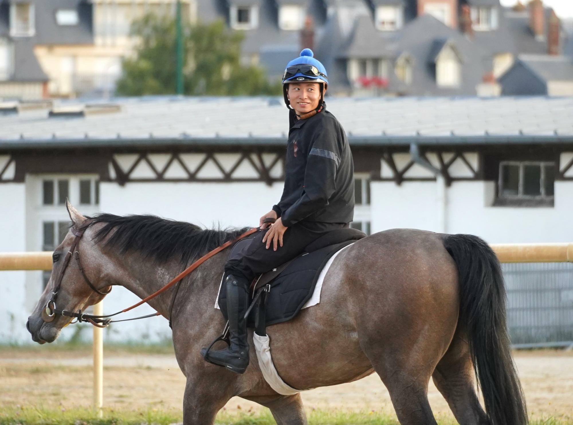 フランス、ドーヴィル競馬場でＪ・Ｃ・ルジェ厩舎の管理馬の調教をつける岩田望来騎手