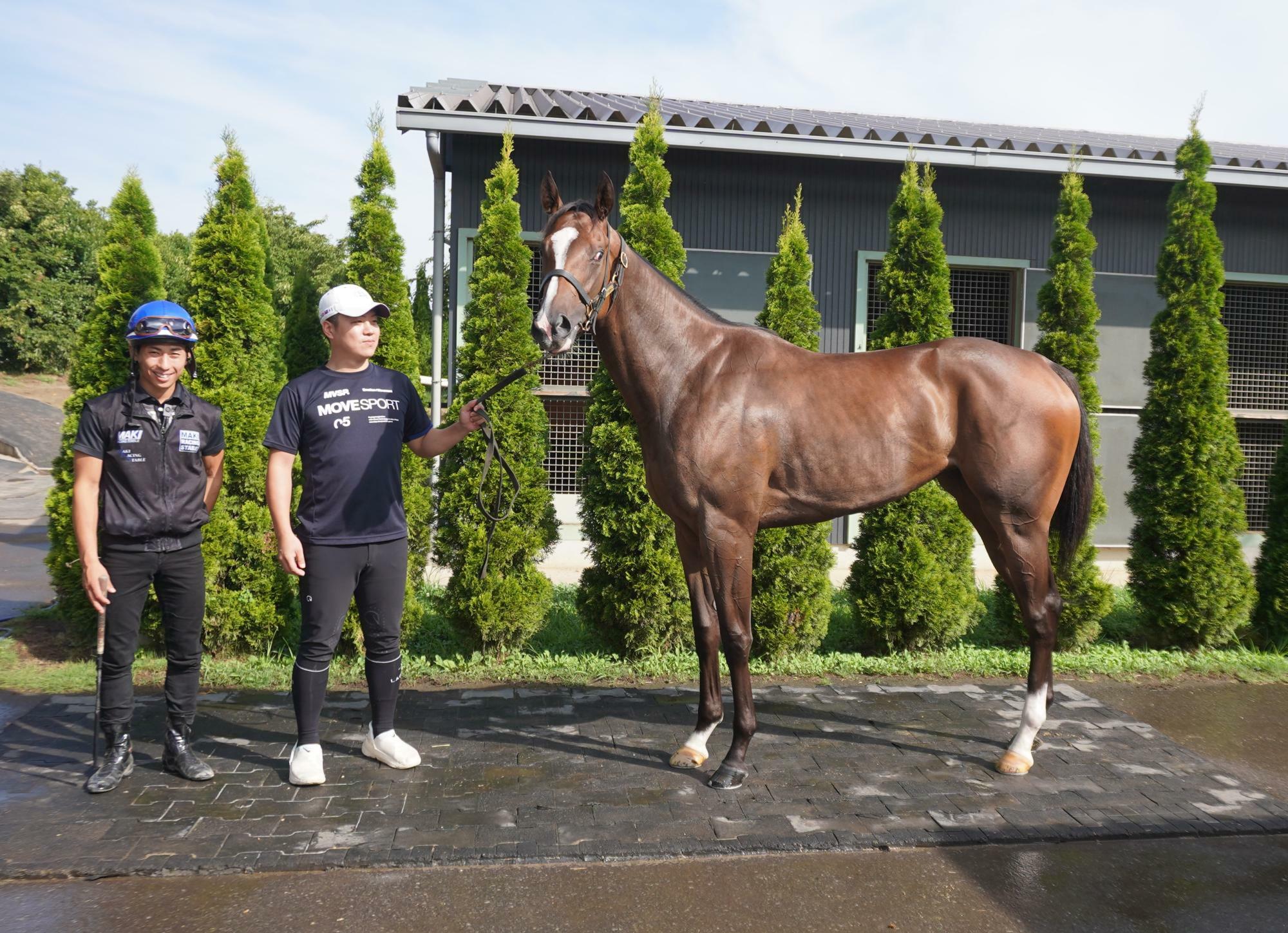 アイビーヒメチャンと左が木幡巧也騎手