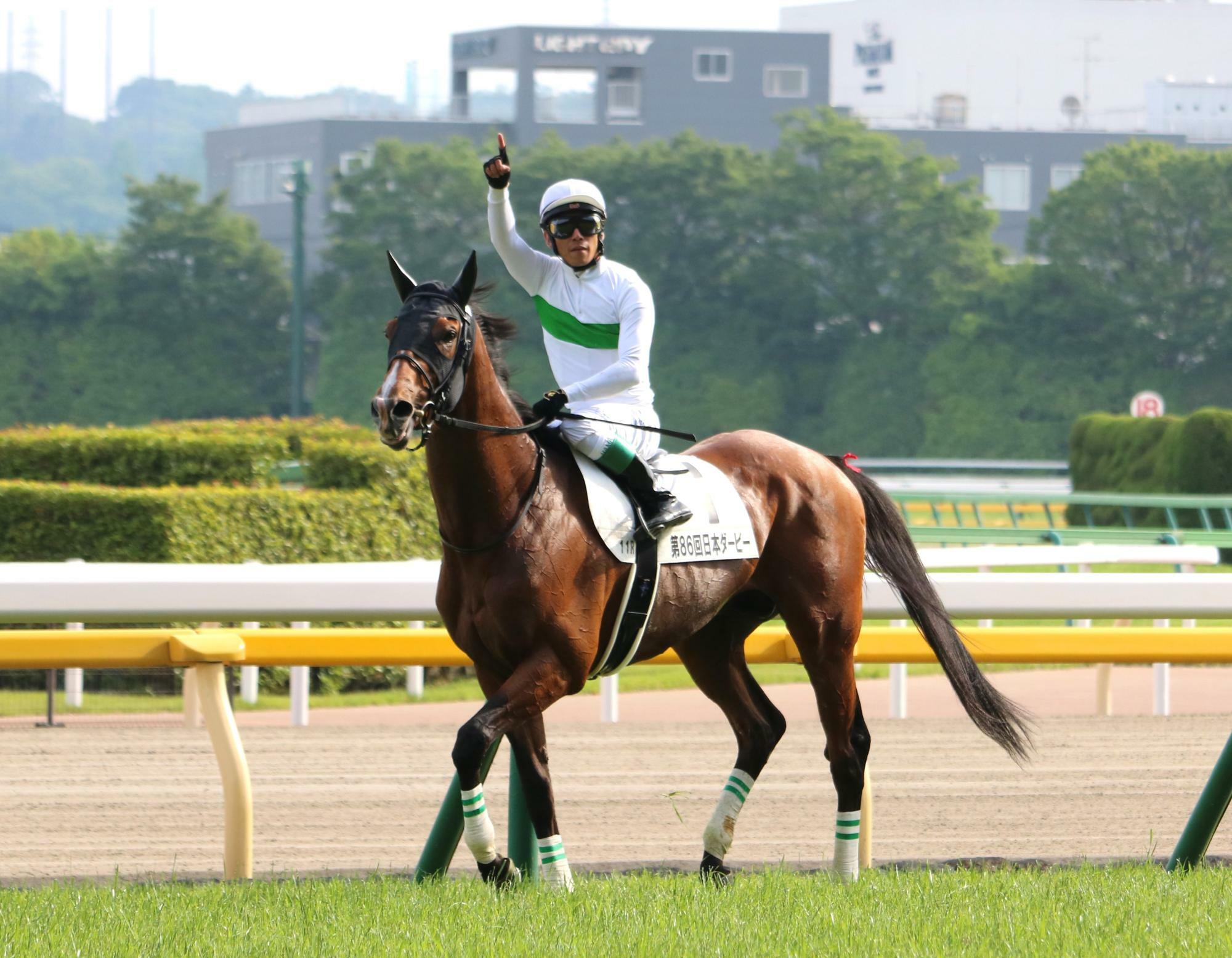 ダービーを勝利してウイニングランをする浜中騎手